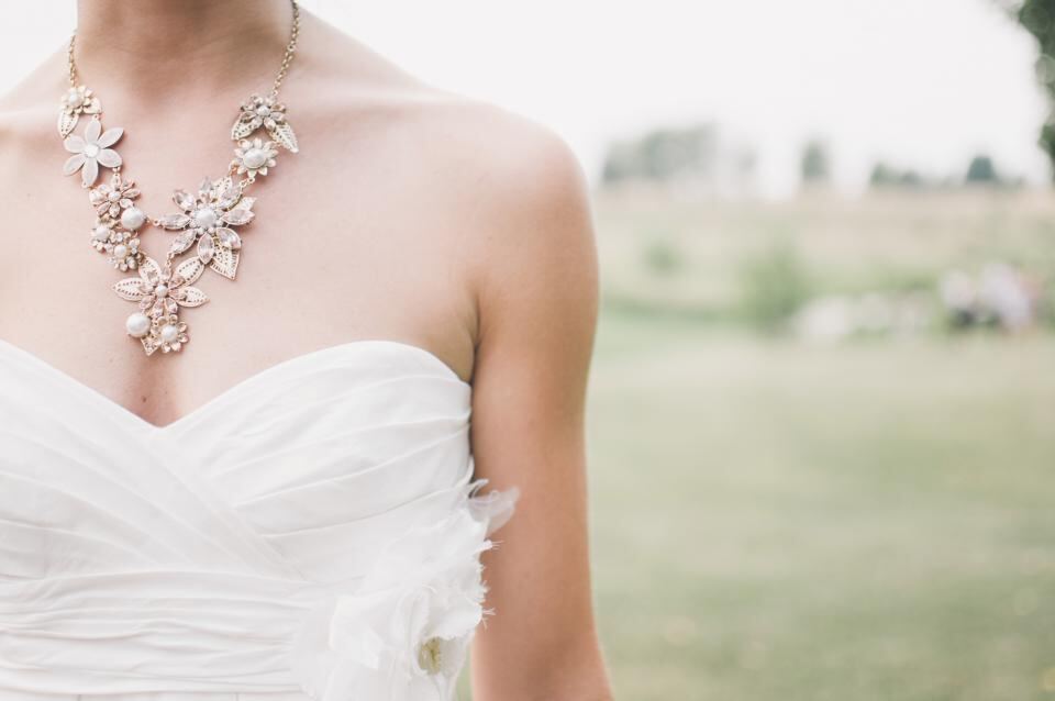 Detalle del vestido y collar de una novia